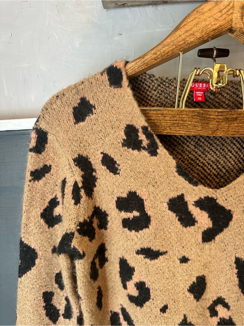Guess Cheetah Leopard Print V Neck Fuzzy Sweater, Sz XS - Picture 3 of 13